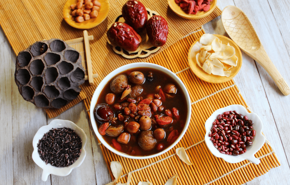 Lotus seed sweet soup offers a delicate, slightly sweet flavor with a soothing, floral aroma that refreshes the senses (Source: Pixabay)